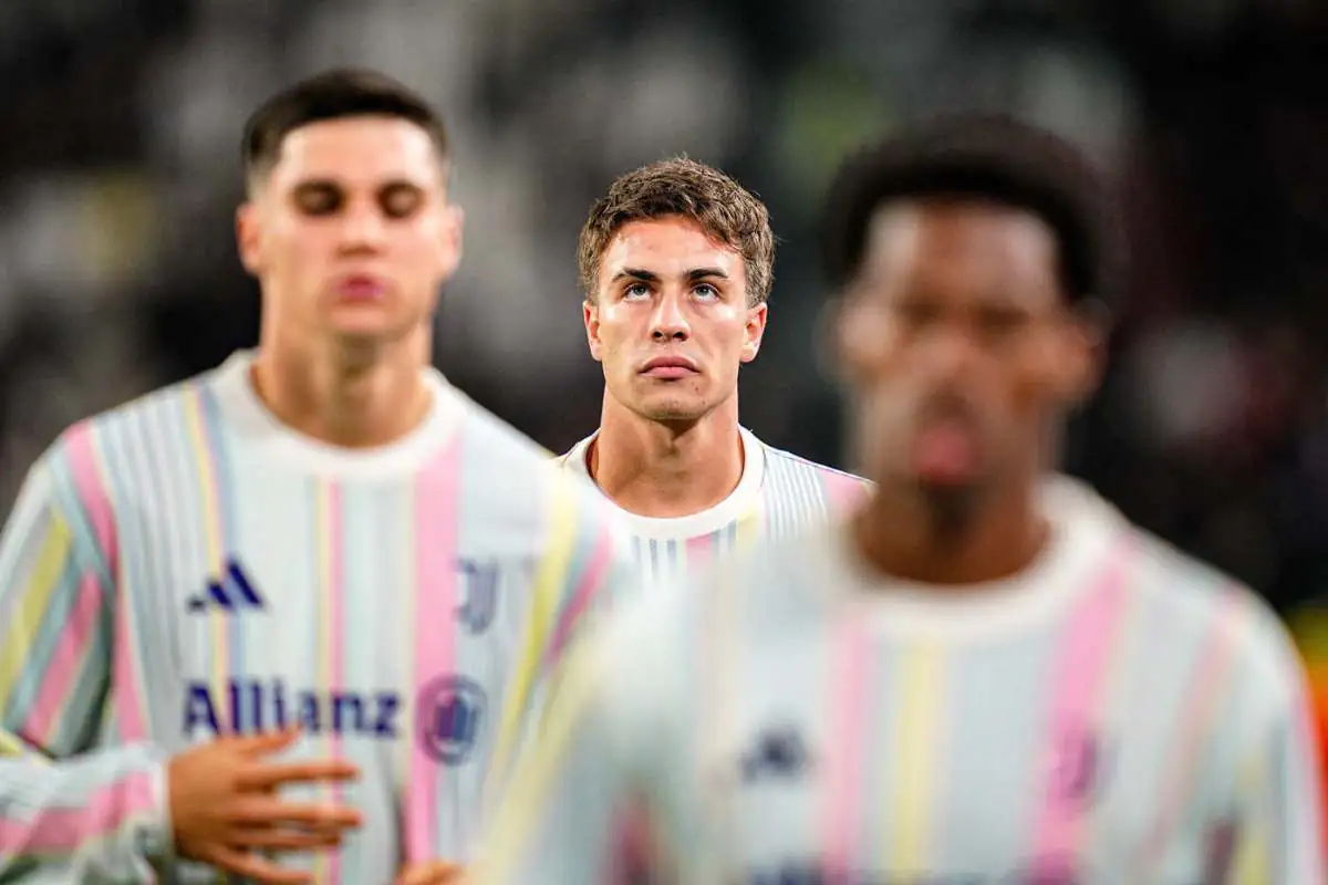 Kenan Yildiz della Juventus durante il riscaldamento prima di una partita di Serie A 2025/2026.