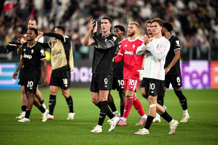Dusan Vlahovic e Kenan Yildiz applaudono i tifosi della Juventus dopo una partita di Serie A 2025/2026 allo Stadium.