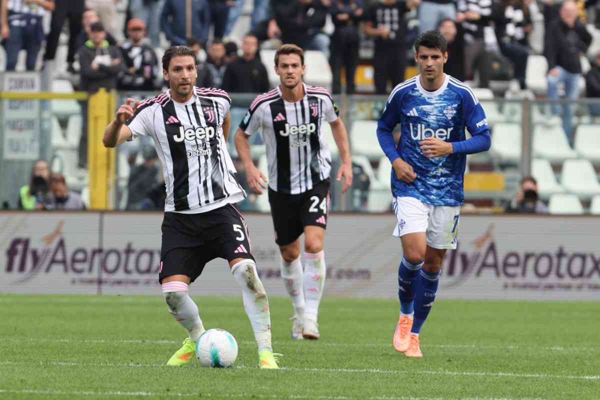 Manuel Locatelli, centrocampista della Juventus, in azione contro il Como durante una partita di Serie A 2025.