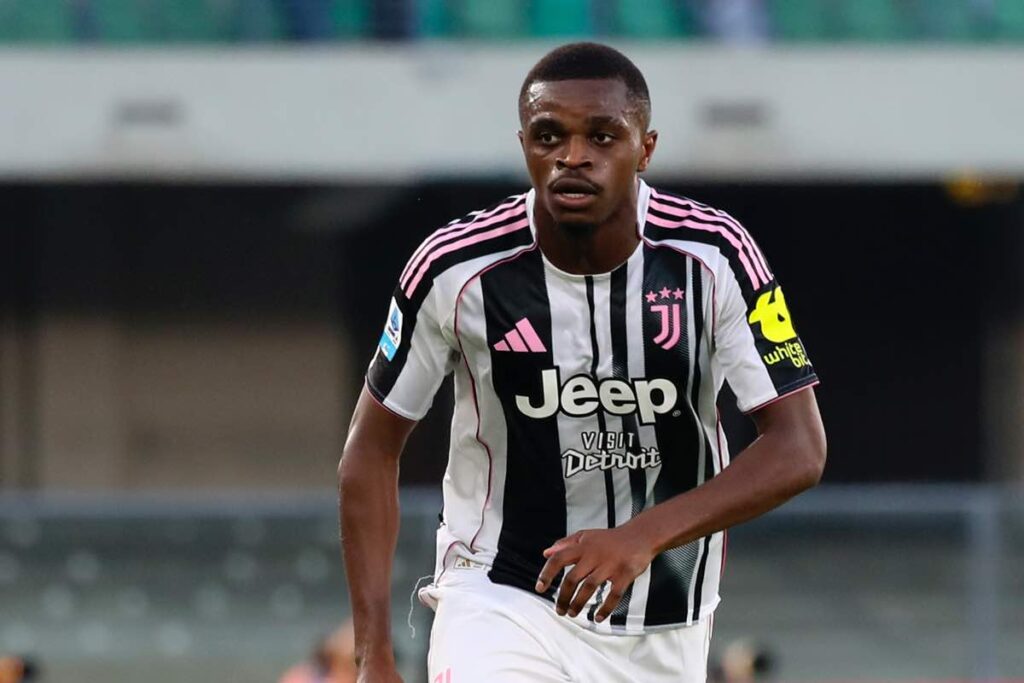 Pierre Kalulu della Juventus in azione durante una partita di Serie A 2025 allo Stadium di Torino.