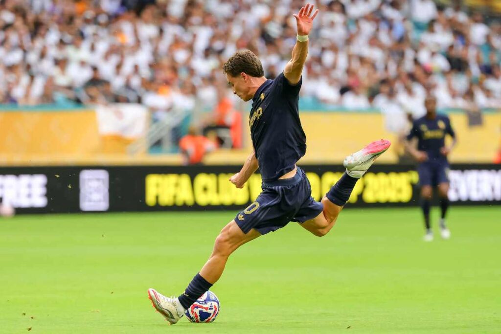 Kenan Yildiz calcia in porta