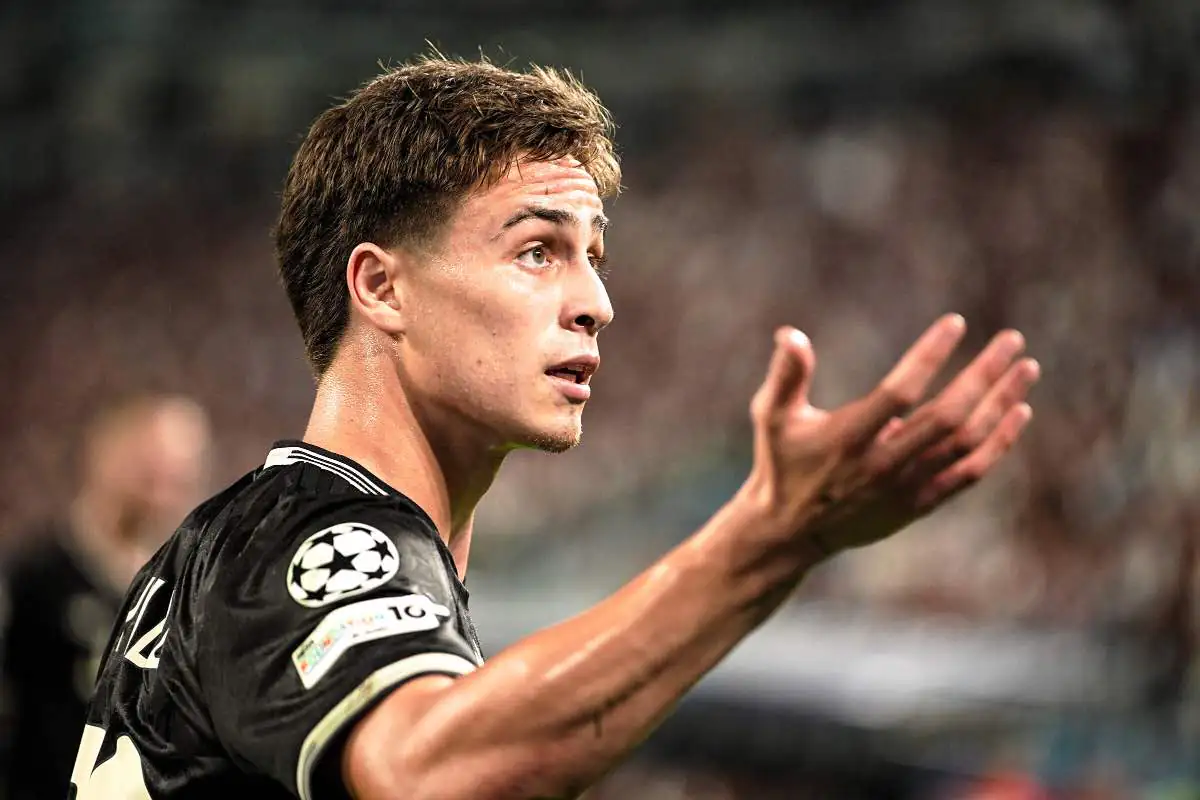 Kenan Yildiz allarga le braccia