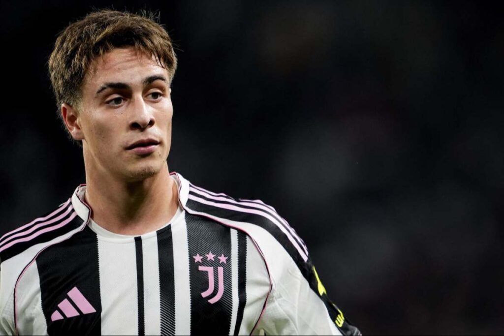 Kenan Yildiz con la maglia della Juventus 2025 durante una partita di Serie A allo Stadium di Torino.