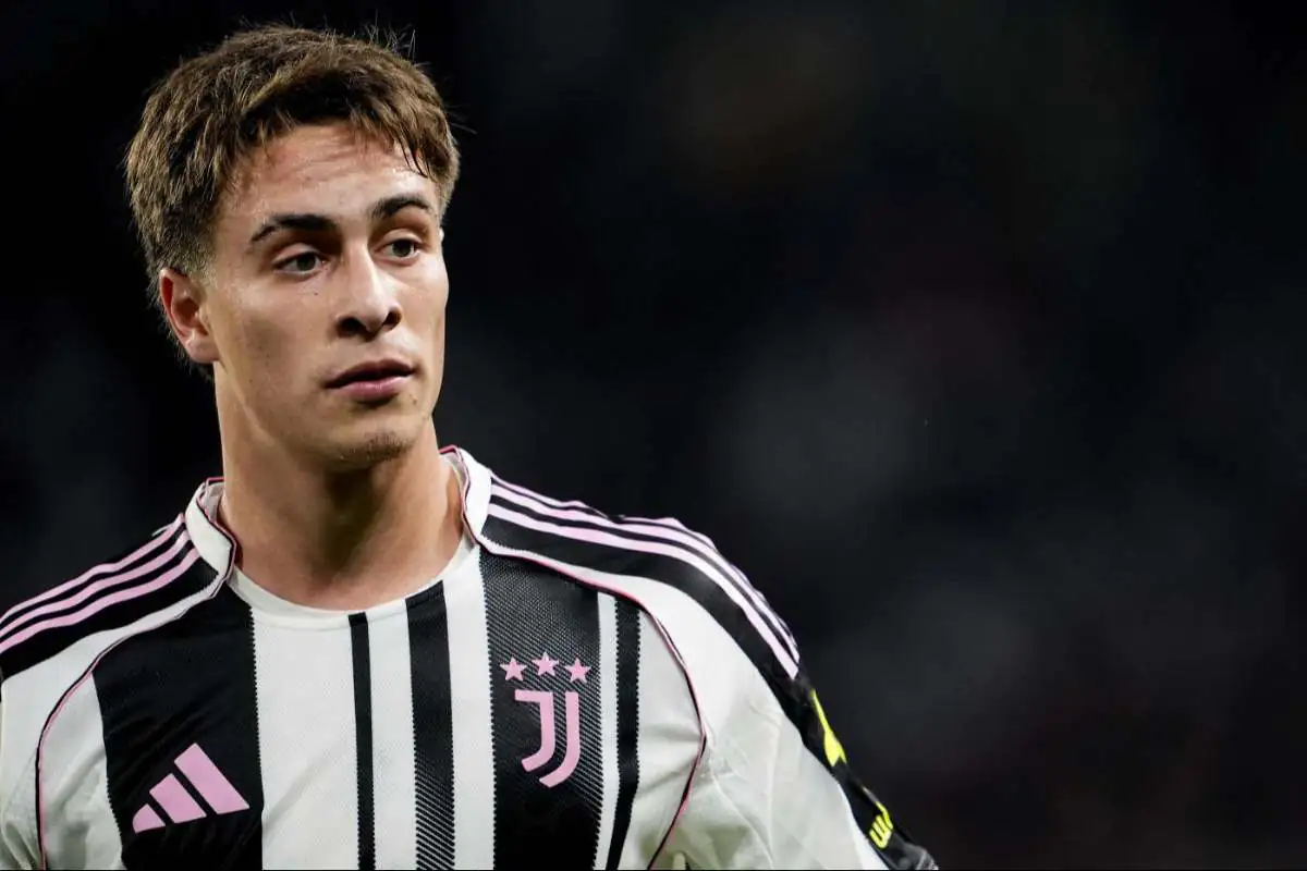 Kenan Yildiz con la maglia della Juventus 2025 durante una partita di Serie A allo Stadium di Torino.