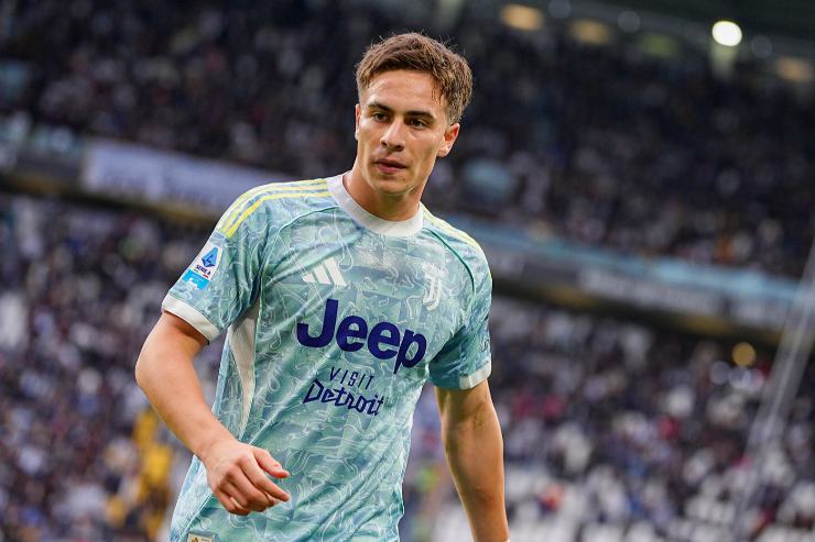 Kenan Yildiz, numero 10 della Juventus, in campo con la maglia da trasferta durante una partita di Serie A 2025/2026.