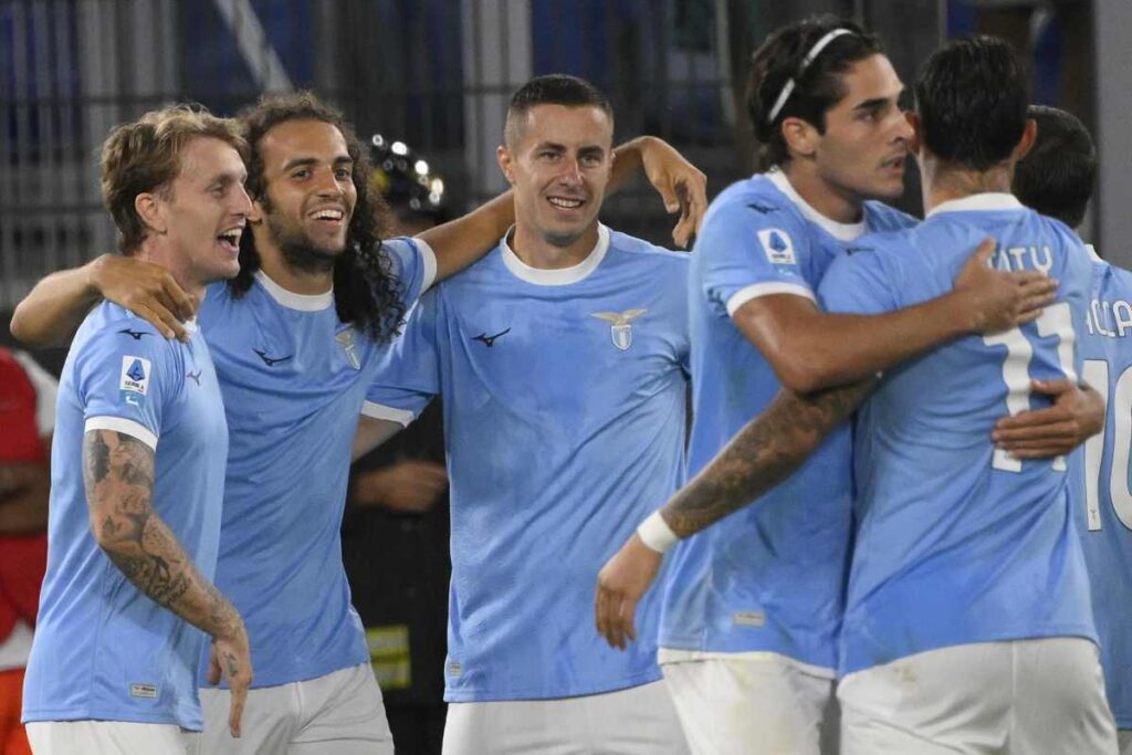 Giocatori della Lazio esultano dopo un gol al Verona