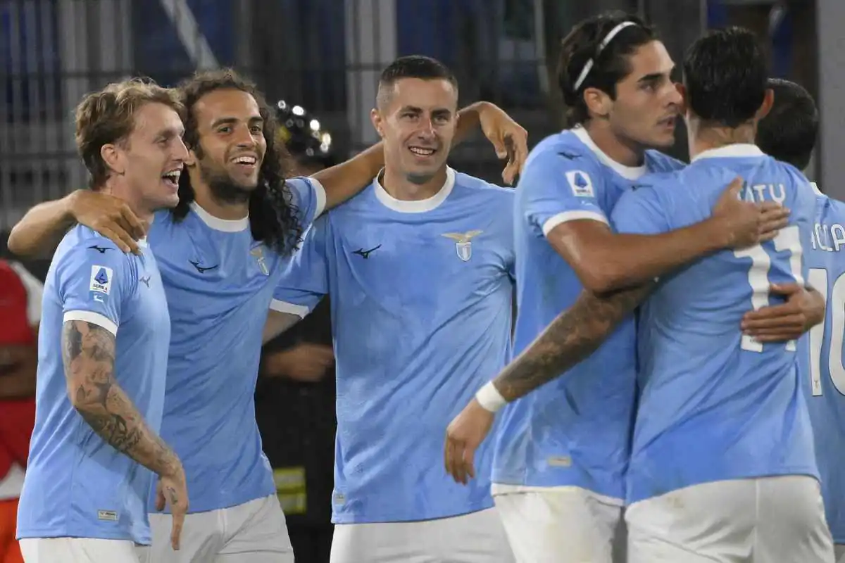 Giocatori della Lazio esultano dopo un gol al Verona