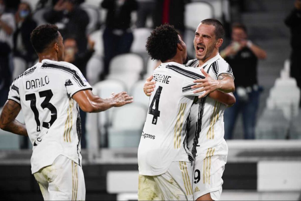 Danilo, Bonucci e McKennie esultano dopo il gol del difensore italiano