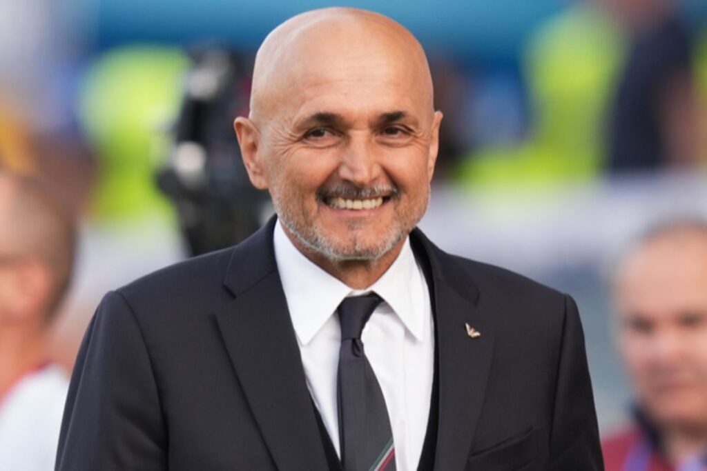 Luciano Spalletti in campo per la gara contro la Moldova, alla guida della Nazionale