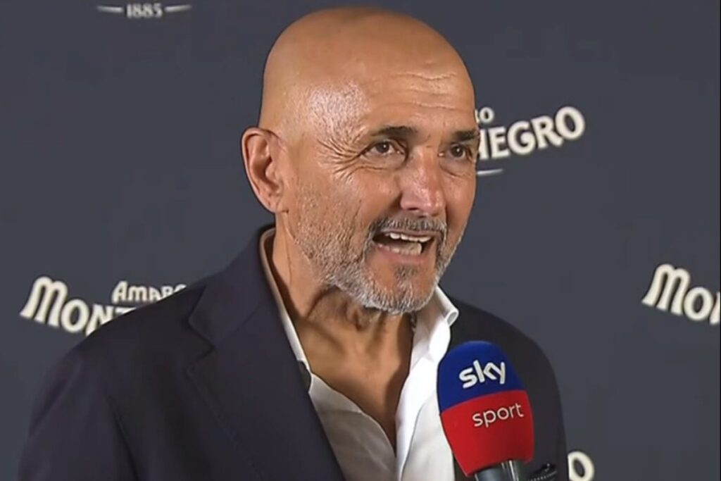 Luciano Spalletti durante un’intervista a Sky Sport nel 2025, in occasione di un evento pubblico legato al mondo del calcio italiano.
