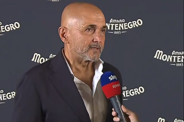 Luciano Spalletti durante un’intervista a Sky Sport, mentre parla del suo futuro e delle voci sulla Juventus.