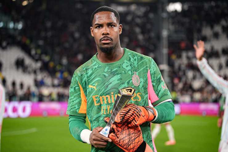 Maignan con il premio in campo