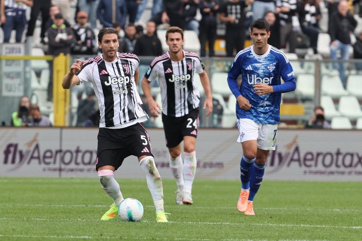 Manuel Locatelli contro il Como. Niente da fare per la Juve.
