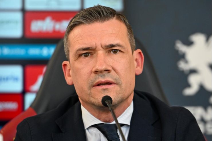 Marco Ottolini durante una conferenza stampa nel 2025, seduto al tavolo dei relatori e impegnato a rispondere alle domande dei giornalisti sul futuro dirigenziale della Juventus.