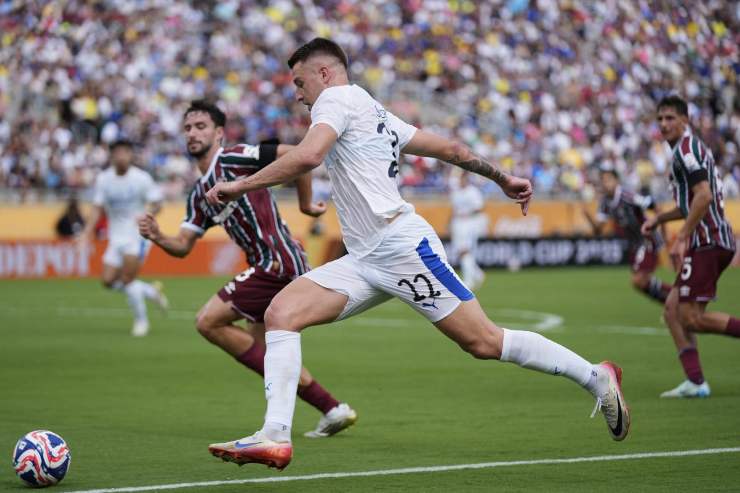 Sergej Milinkovic-Savic in azione durante una partita dell’Al-Hilal nella stagione 2025, mentre controlla il pallone in area avversaria sotto gli occhi dei difensori del Fluminense.