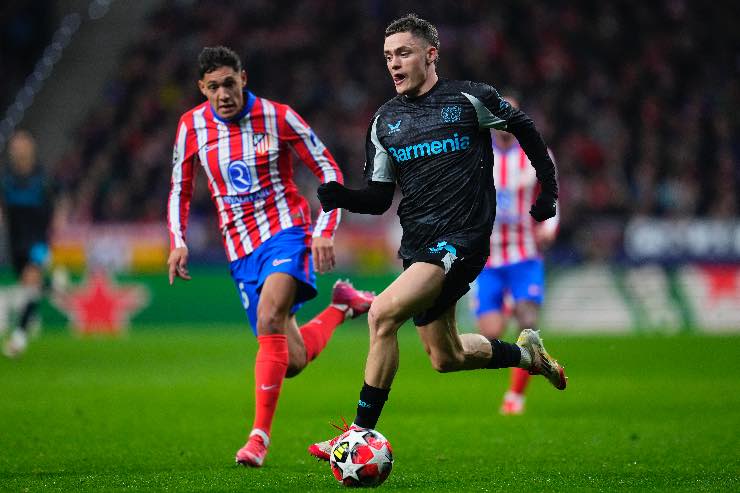 Nahuel Molina dell’Atlético Madrid in azione contro il Bayer Leverkusen durante una partita di Champions League 2025.