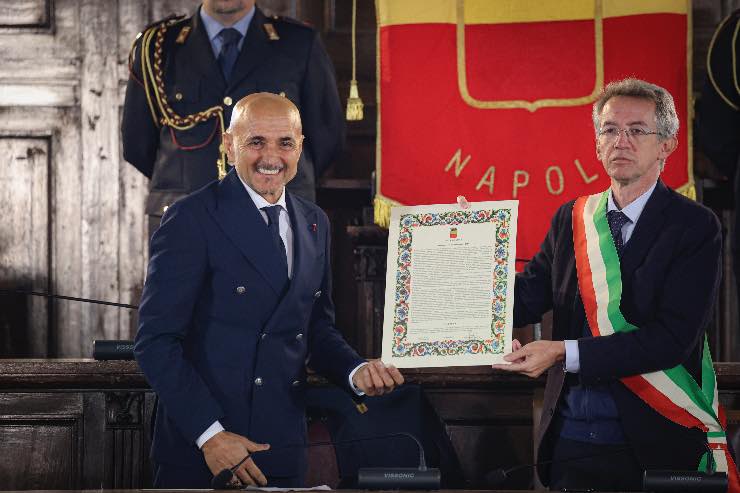 Luciano Spalletti riceve un riconoscimento ufficiale dal sindaco di Napoli durante una cerimonia pubblica nel 2025.