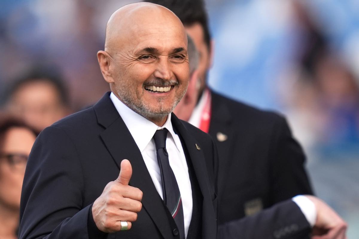 Luciano Spalletti sorride e fa il gesto del pollice alzato durante una conferenza o evento sportivo nel 2025.