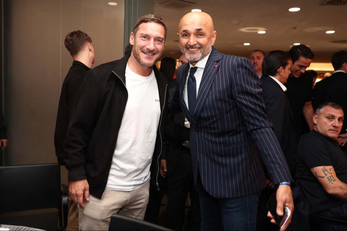 Spalletti sorride in foto con il suo ex capitano Totti