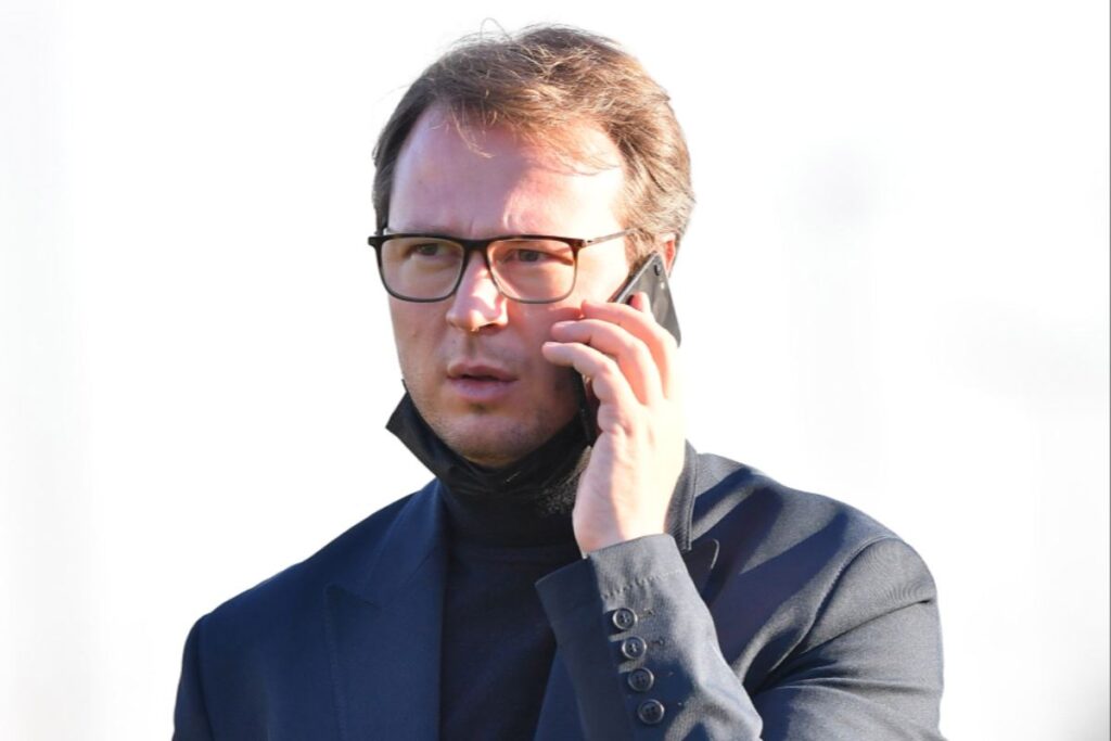 Johannes Spors a telefono durante un allenamento del Genoa nel 2022