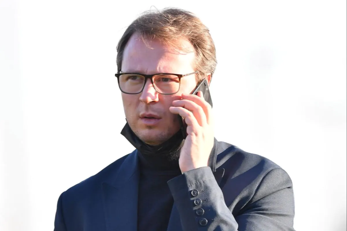 Johannes Spors a telefono durante un allenamento del Genoa nel 2022