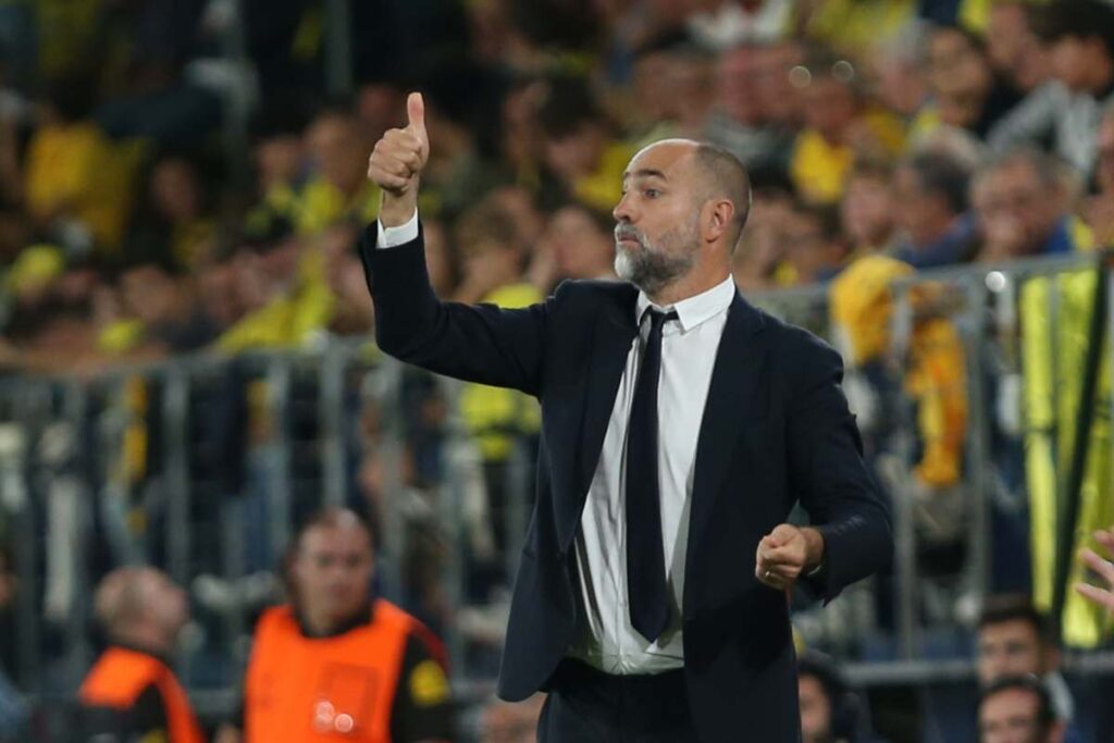 Igor Tudor dà indicazioni ai giocatori dalla panchina