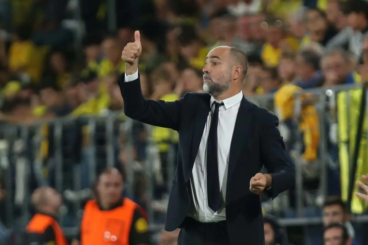 Igor Tudor dà indicazioni ai giocatori dalla panchina