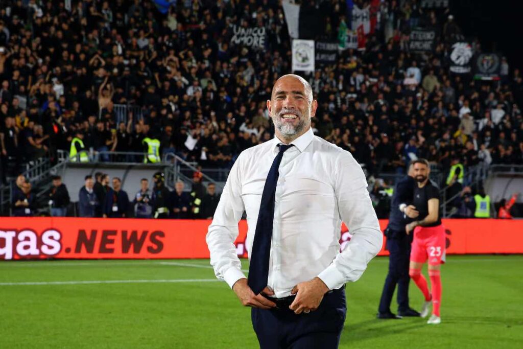 Igor Tudor sorride a bordocampo dopo una vittoria della Juventus allo Stadium nella stagione 2025/2026.