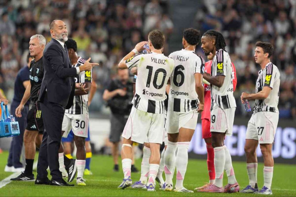 Igor Tudor dialoga con i giocatori della Juventus durante una partita della stagione 2025/2026 di Serie A.