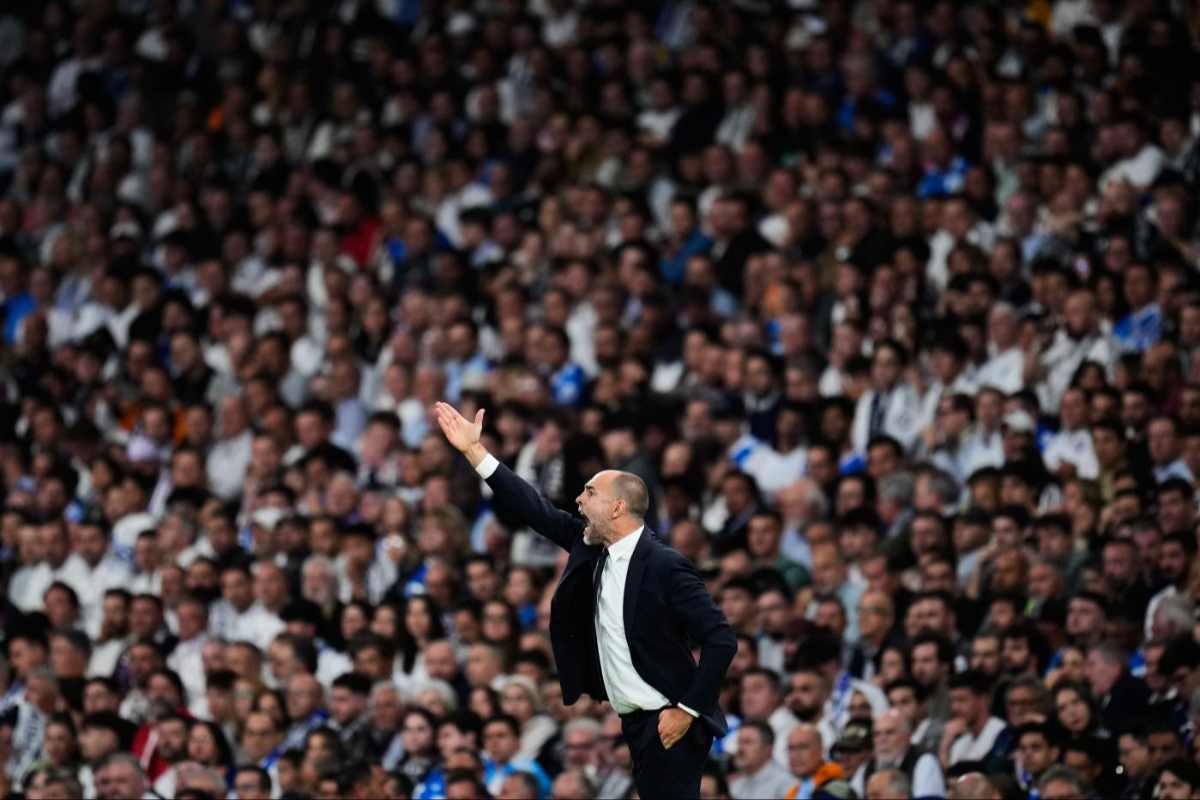 Igor Tudor cerca di dare indicazioni alla squadra durante la partita di Champions League contro il Real Madrid al Bernabeu