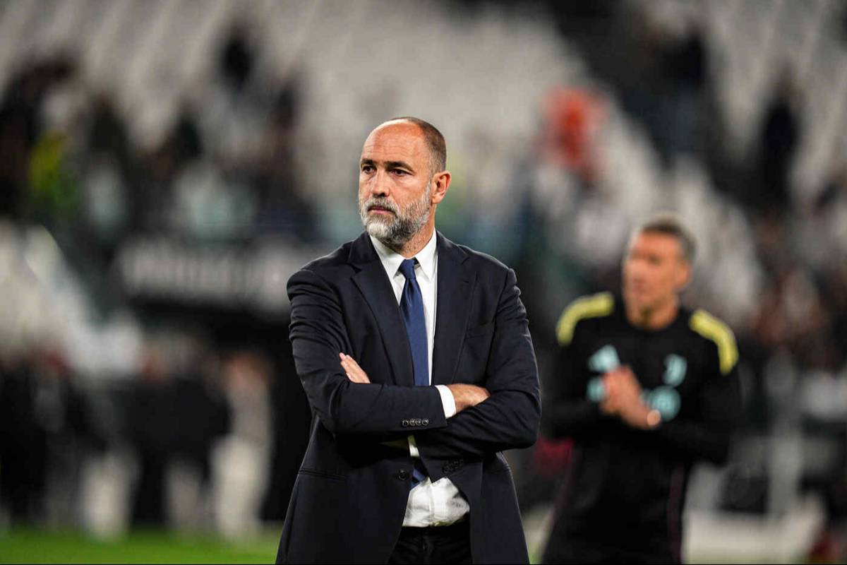 Tudor contrariato passeggia per il campo