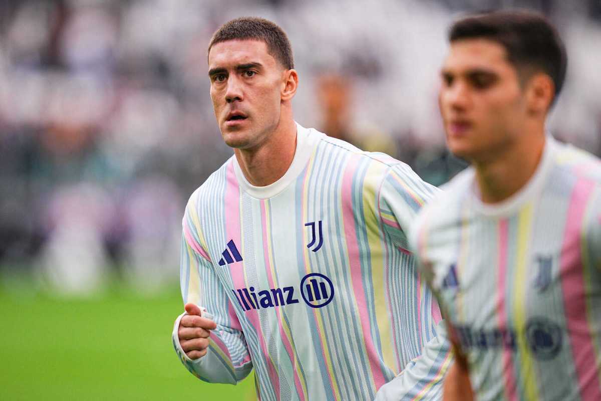 Dusan Vlahovic concentrato durante il riscaldamento prepartita della Juventus nel 2025.