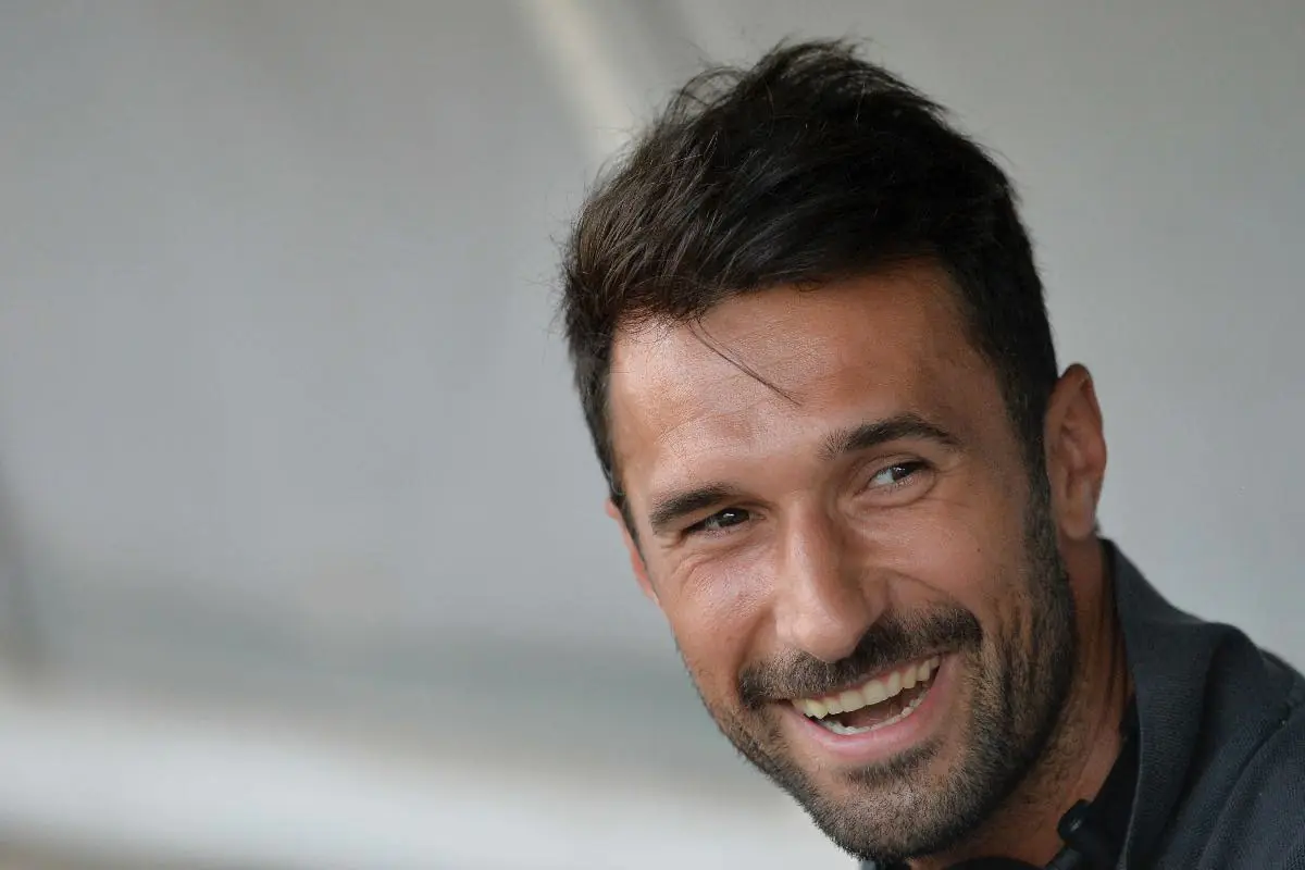 Mirko Vučinić sorride nel 2025, ritratto a bordo campo durante una sessione di allenamento con la Juventus.