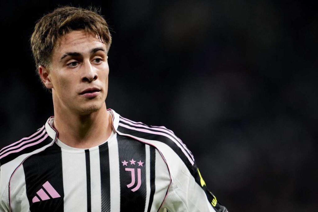 Kenan Yildiz in maglia Juventus durante una partita di Serie A 2025 allo Stadium di Torino.