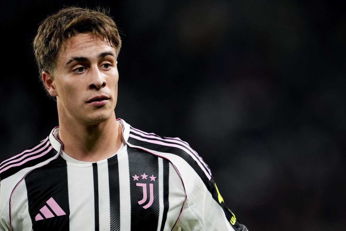 Kenan Yildiz in maglia Juventus durante una partita di Serie A 2025 allo Stadium di Torino.