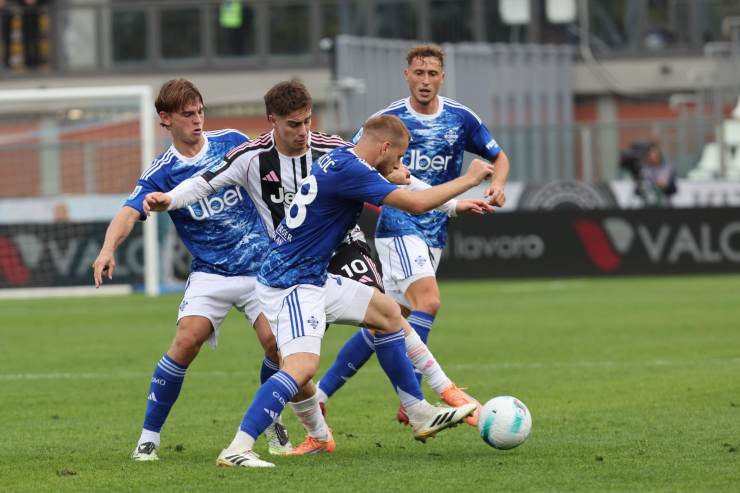 Kenan Yildiz palla al piede marcato da Nico Paz e Smolcic durante la sfida tra Como e Juventus in Serie A 2025/2026