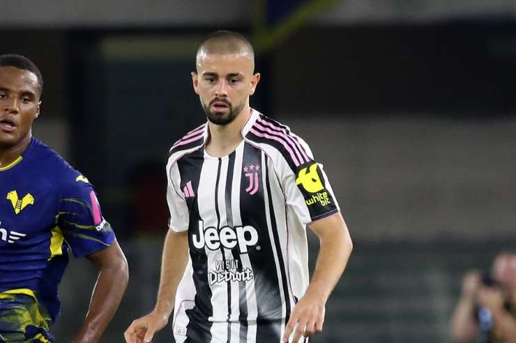 Edon Zhegrova in campo con la maglia della Juventus durante una partita di Serie A 2025 contro il Verona.
