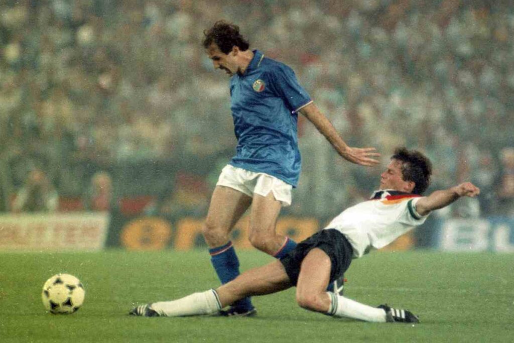 Baresi in contrasto con Matthaus durante una sfida tra Italia e Germania