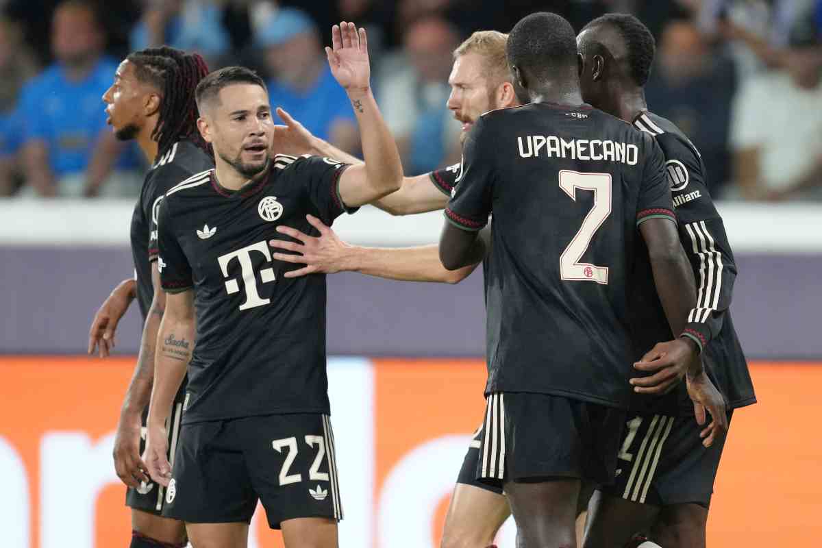 Giocatori del Bayern Monaco festeggiano dopo un gol in Champions League, tra loro anche Raphaël Guerreiro, obiettivo di mercato della Juventus.