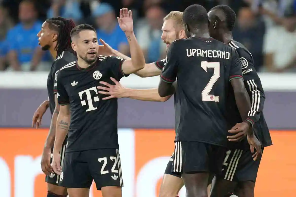 Giocatori del Bayern Monaco festeggiano dopo un gol in Champions League, tra loro anche Raphaël Guerreiro, obiettivo di mercato della Juventus.