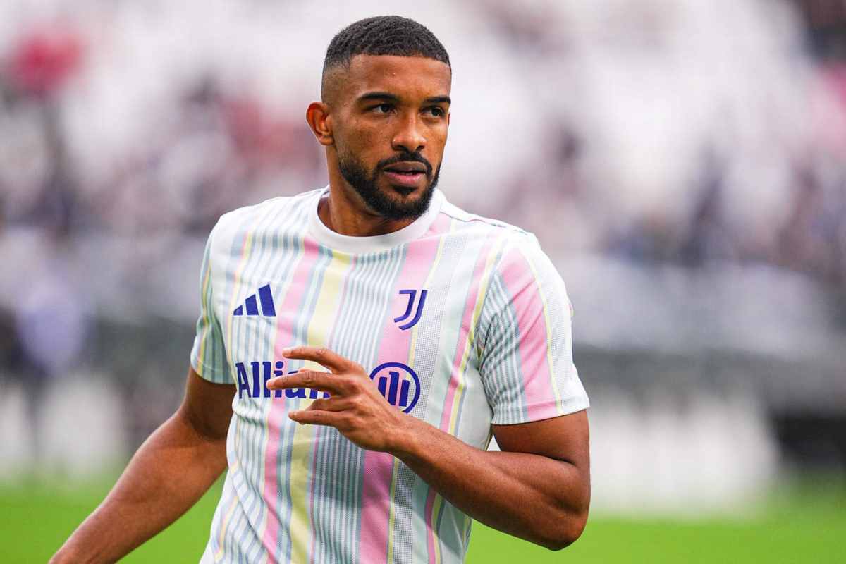 Gleison Bremer della Juventus durante il riscaldamento prima di una partita di Serie A 2025 allo Stadium.