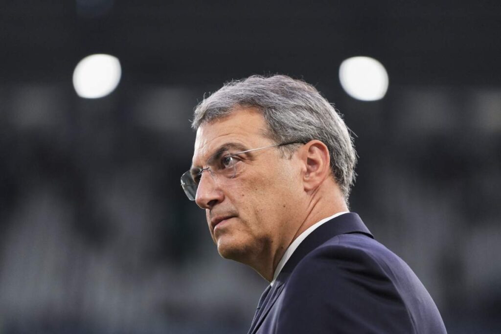 Comolli immortalato mentre osserva