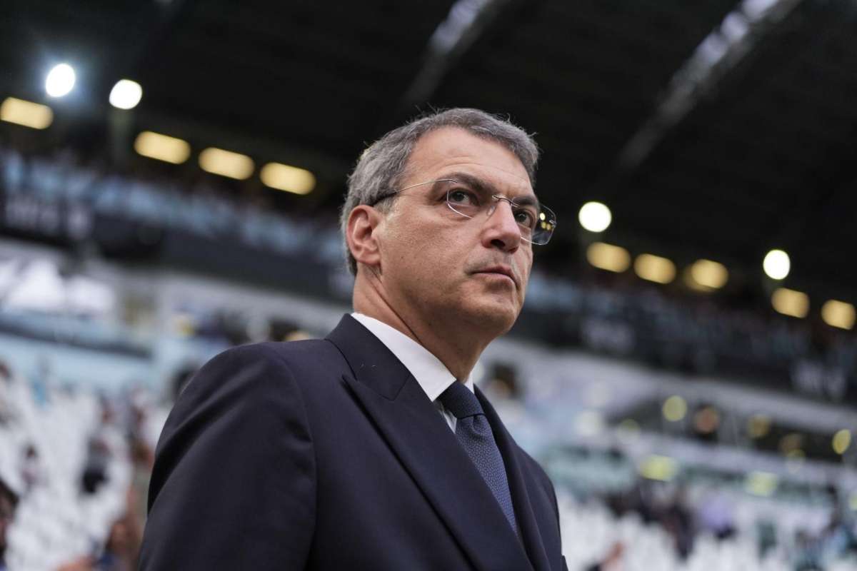 Damien Comolli, direttore generale della Juventus, osserva attentamente la partita dalla tribuna dello stadio.