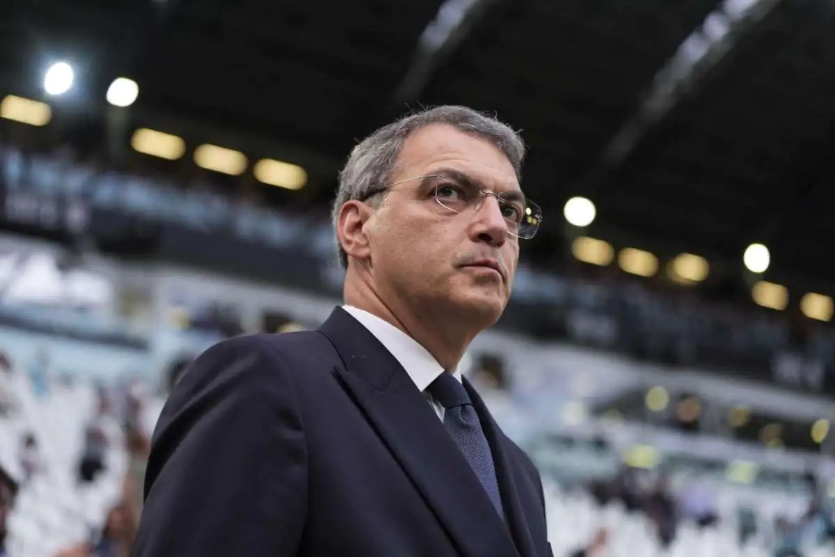 Damien Comolli, direttore generale della Juventus, osserva attentamente la partita dalla tribuna dello stadio.
