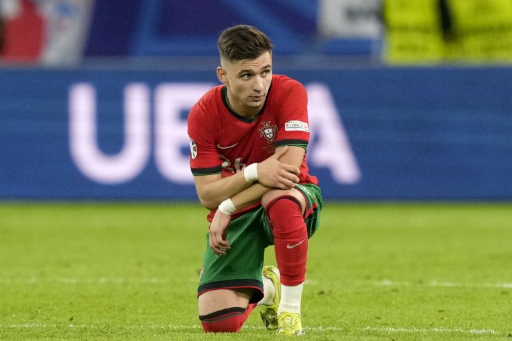 Conceiçao inginocchiato in campo con indosso la maglia del Portogallo