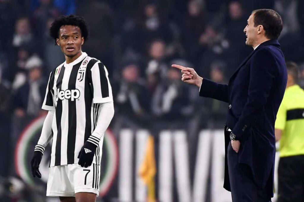 Massimiliano Allegri dà indicazioni a Juan Cuadrado durante una partita della Juventus in Serie A.