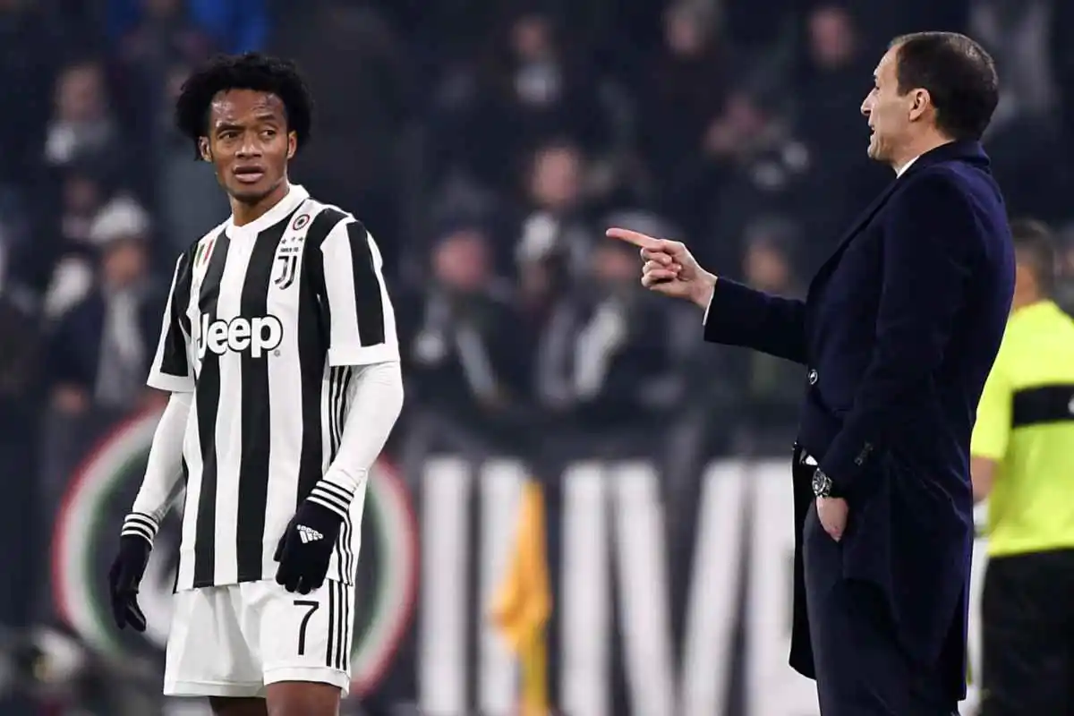 Massimiliano Allegri dà indicazioni a Juan Cuadrado durante una partita della Juventus in Serie A.