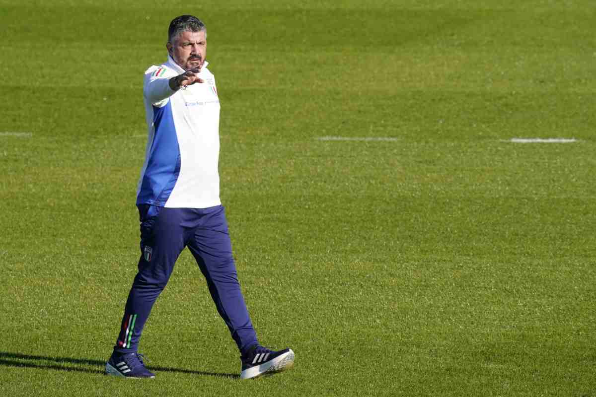 Gattuso dà indicazioni in allenamento