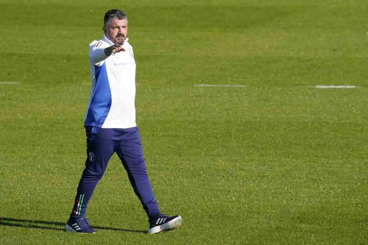 Gattuso dà indicazioni in allenamento