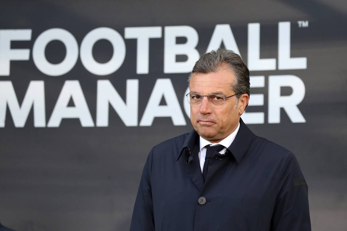 Cristiano Giuntoli osserva a bordocampo durante una partita della Juventus nella stagione 2025/2026, al centro di nuove discussioni tra i tifosi bianconeri.